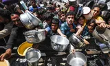 Uitdelen van maaltijden door hulporganisaties, maandag in het Palestijnse vluchtelingenkamp Jabalia. Mahmoud Issa/Anadolu via Getty Images 