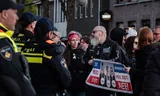 In Uden werd gedemonstreerd tegen de komst van een azc. Foto Merlin Daleman
