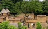 Minister Kajsa Ollongren van Defensie loopt maandag door een modeldorp dat is nagebouwd op het terrein van de Académie internationale de lutte contre le terrorisme (AILCT) in Ivoorkust, voor trainingen voor contra-terreuroperaties.