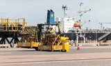 Een havenwerker bestuurt een heftruck in de haven van het Australische Darwin.  