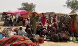 Mensen die het ontheemdenkamp Zamzam in Darfur ontvluchtten na de inname de RSF, op 13 april nabij Tawila in de westelijke regio van Soedan. Foto AFP 