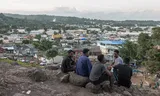 Jongens kijken uit over het dorp Kaweni vlak bij de grootste stad van het eiland, Mamoudzou