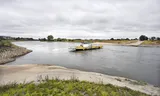 De pont Steeds Voorwaarts tussen Dieren en Olburgen heeft moeite met aanlanden door de lage waterstand in de rivier de IJssel. 