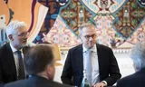 Minister Eppo Bruins (Cultuur) tijdens een bezoek aan het heropende Drents Museum na de kunstroof.  