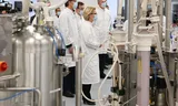 Voorzitter van de Europese Commissie,  Ursula von der Leyen, de Belgische premier Alexander De Croo, Pfizer CEO Albert Bourla en BioNTech mede-oprichter Ozlem Tureci op bezoek bij de Pfizer-vestiging in het Belgische Puurs op 23 april 2021. 