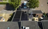 Zonnepanelen worden geïnstalleerd op een woning. 