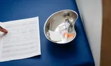 Een vaccinatie in een niervormig bakje.