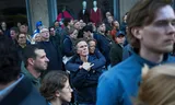 Mensen tijdens de Nationale Dodenherdenking op de Dam in Amsterdam.  