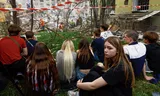 Door Russische raket getroffen appartement in Kyiv, waarbij  jongeren donderdag wachten, terwijl reddingswerkers zoeken naar een 17-jarige vriend en zijn ouders. Foto Valentyn Ogirenko/Reuters