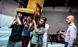 Repetitie van de voorstelling Foekje van Tryater. Spelers Julia Ramos en Caroline Mgata (voor), Nynke Heeg en Lourens van den Akker (achter). Regisseur Jos van Kan kijkt toe. Foto Siese Veenstra 