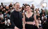 Regisseur Joachim Trier en actrice Renate Reinsve tijdens een persmoment op het Filmfestival van Cannes. Foto Sarah Meyssonnier 