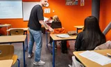 Economiedocent Luc Cramer geeft eindexamentraining op het Spaarne College in Haarlem, een vmbo-school met 850 leerlingen.  Foto Simon Lenskens 