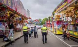 Politie op de jaarlijkse kermis in Sint Annaparochie. Foto Jaspar Moulijn/ANP 