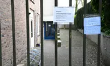 Briefjes hangen aan het hek van huisartsenpraktijk Co-Med in het Noord-Brabantse Reusel. De praktijk sloot vorig jaar per direct de deuren. Co-Med is sinds vorig jaar in opspraak geraakt en verkeert in financiële problemen.