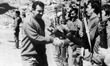 Abdullah Öcalan, oprichter van de Koerdische Arbeiderspartij (PKK) inspecteert gewapende guerrillastrijders, september 1991.