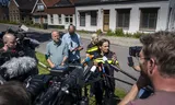 Boven: Het Veteranen Search Team kamt het Stadspark in Winschoten uit. Linksonder:  De politie staat de pers te woord over het onderzoek naar de ontvoerde Jeffrey en Emma. Rechtsonder: Mensen melden zich aan bij het Coördinatie Platform Vermissing (CPV) om mee te helpen zoeken.   Foto’s Jilmer Postma / ANP 