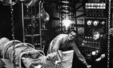Scène uit de film Frankenstein uit 1931, waarin de wetenschapper Frankenstein samen met een (apocriefe) assistent het monster tot leven wekt.