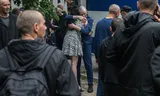 Een Oekraïense soldaat ontmoet zaterdag zijn vrouw nadat hij is vrijgelaten in een gevangenenruil met Rusland. Foto Kostyantyn Chernichkin 