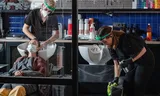 Kappers tijdens corona aan het werk in Sevilla, Spanje. Het stimuleringspakket van de Europese Unie werd in coronatijd ingesteld. Spanje zou met het geld zijn arbeidsmarkt gaan hervormen.
