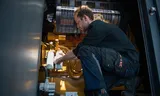 Een monteur voert een periodieke controle uit op een aggregaat, dat bij stroomuitval in gebruik wordt genomen. Foto Sonny Lensen 