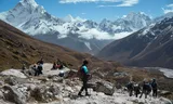 Klimmers en trekkers zien Dugha liggen, op hun weg naar de Thukla-pas