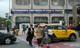 Een informatiescherm op straat in Moskou meldt het telefoongesprek tussen Poetin en Trump op 19 mei. Foto Pavel Bednyakov/AP 