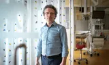 Een kind wordt niet flinker als je het in angstaanjagende omstandigheden pijn doet, zegt kinderarts Piet Leroy