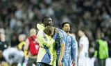 Jorthy Mokio troost Ajax-ploeggenoot Anton Gaaei. Foto Robin van Lonkhuijsen / ANP 
