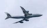 De dertien jaar oude Boeing 747-8 die Qatar aan Donald Trump heeft aangeboden stijgt in februari op van  Palm Beach International Airport in Florida. Foto Ben Curtis/AP  