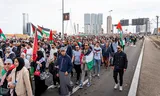 In Rotterdam waren zondag duizenden demonstranten op de been om steun te betuigen aan Gaza. Ze liepen van Rotterdam-Zuid naar de Coolsingel. Foto ANP 