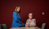 Margo Weerts (links), directeur van Joods Maatschappelijk werk, en Esti Cohen, teamleider bij Joods Maatschappelijk werk. Foto Olivier Middendorp 