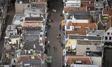Uitzicht op Utrecht vanaf de Domtoren op honderd meter hoogte. 