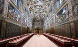 Boven: De Sixtijnse Kapel, waar het conclaaf plaatsvindt. Midden: Kardinaal Pietro Parolin (rechts vooraan), staatssecretaris en nummer twee van het Vaticaan. Onder:  Kleermaker Raniero Mancinelli werkt aan een witte soutane voor de paus.   Foto’s Vaticaan Media, Tiziana FABI / AFP, Guglielmo Mangiapane/Reuters