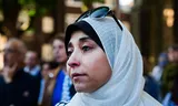 Een vrouw op de Nakba-herdenking in Utrecht is in tranen. 