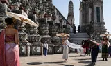 Chinese toeristen bezoeken een tempel in de Thaise hoofdstad Bangkok. Het toerisme in Azië is nog altijd niet terug op het niveau van voor de coronapandemie. 