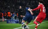 PSG-coach Luis Enrique kijkt toe in de Champions League-wedstrijd tegen Liverpool. 