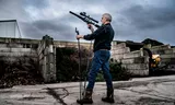 Rattenjager Albert Hofstra aan het werk op Terschelling.