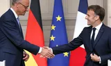 De Duitse bondskanselier Friedrich Merz en de Franse president Emmanuel Macron schudden elkaar de hand aan het einde van een gezamenlijke persconferentie in het Élysée in Parijs, Frankrijk.