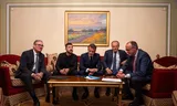 Van links naar rechts: de Britse premier  Starmer, de Oekraïense president Zelensky, de Franse president  Macron, de Poolse premier Tusk  en de Duitse Bondskanselier Merz.  Foto Mstyslav Chenov / AP 