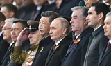 Xi Jinping en Vladimir Poetin tijdens de militaire parade in Moskou, ter gelegenheid van Overwinningsdag. Foto Sergei Bobylev/AP  
