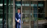 Minister Heinen (Financiën, VVD)   verlaat vrijdagmiddag het ministerie van Financiën, om de pers te woord te staan over de Voorjaarsnota. Foto Phil Nijhuis