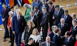 Premier  Dick Schoof met andere EU-leiders en bezoekend president Volodymyr Zelensky van Oekraïne in oktober tijdens de Europese Top in Brussel. Nederland blijkt als enige EU-land niet aan strengere begrotingsregels te voldoen waar het zelf voor pleitte. 