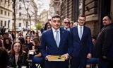 De extreemrechtse presidentskandidaat George Simion (links)met de Poolse oud-premier  Morawiecki in maart in Boekarest. 