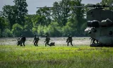 Tijdens een recente oefening in Noord-Nederland trainden land- en luchtmachtmilitairen het uitvoeren van luchtlandingsoperaties.  Foto Kees van de Veen 