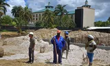 Surinaamse en buitenlandse arbeiders werken aan de bouw van een nieuw appartementencomplex van Torarica Group in Paramaribo.