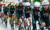 UAE-renner Isaac Del Toro (midden) in de zestiende etappe van de Giro 