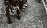 Foto uit de serie Removed van de Amerikaanse fotograaf Eric Pickersgill. Voor deze serie liet hij mensen met een smartphone of een tablet poseren, waarna hij het apparaat uit hun handen haalde.