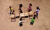 Francis Alÿs, still uit de video Children’s Game 12 / Sillas, Oaxaca, Mexico, 2012