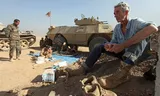 Veel van de films van Francis Alÿs (rechts) spelen zich af op grenslocaties en in conflictgebieden: in 2016 reisde hij embedded mee met Koerdische troepen naar Mosul in Irak.