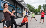 Warming-up voor een hardlooptraining op het sportcomplex Olympos, in Utrecht. Foto Mona van den Berg